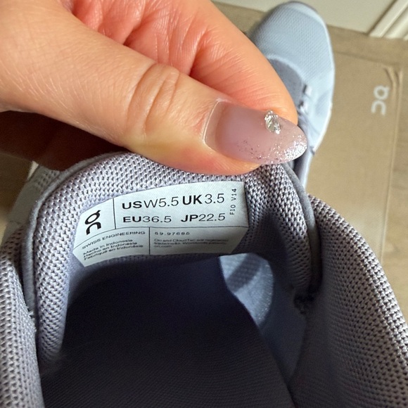 EUC on cloud 5 heather/fossil size 5.5 with original box and extra laces - Picture 10 of 16